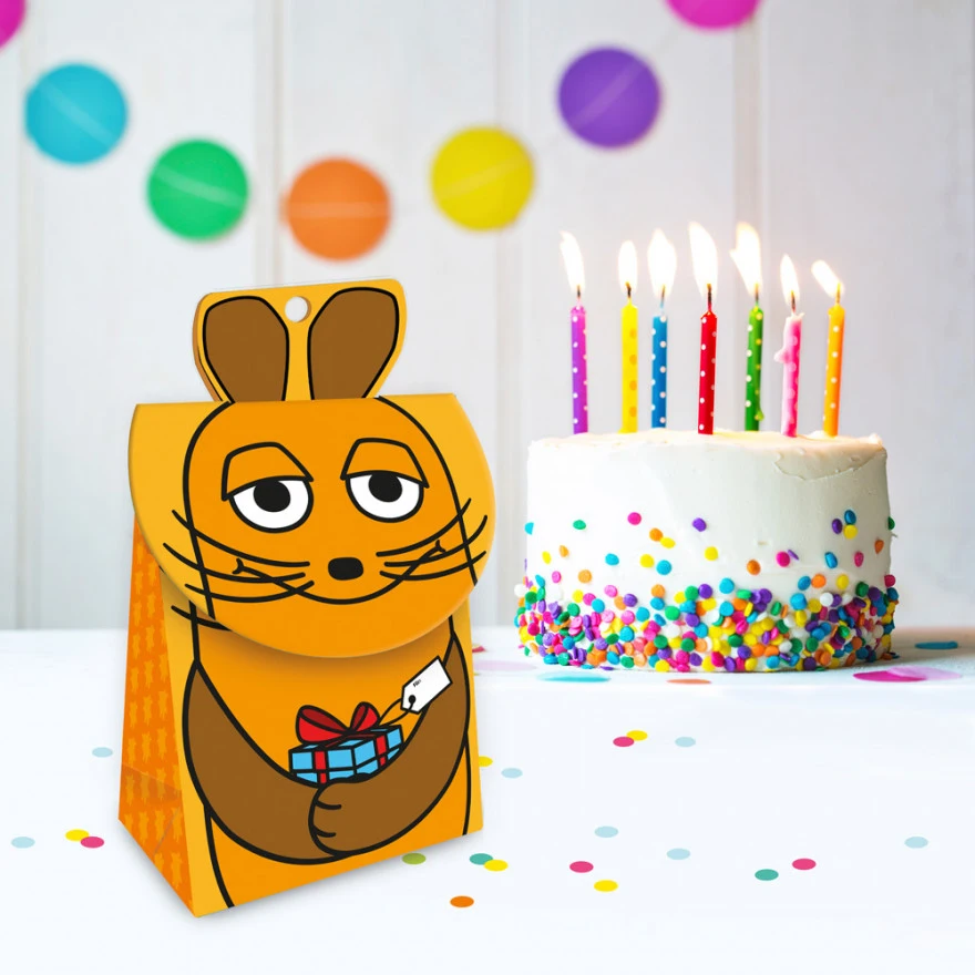 drei null zwei sechs zwei die maus geschenktasche foto mit geburtstagstorte