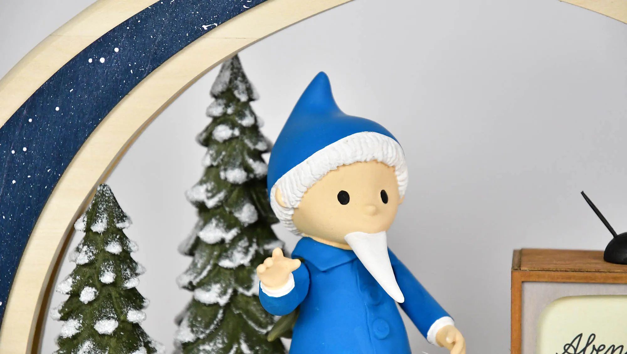 Unser Sandmännchen - Schwibbogen - Sandmann mit Fernseher Unser Sandmännchen - Schwibbogen - Sandmann mit Fernseher - Detailansicht