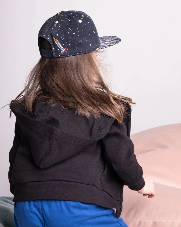 basecap kinder maus space kind traegt basecap