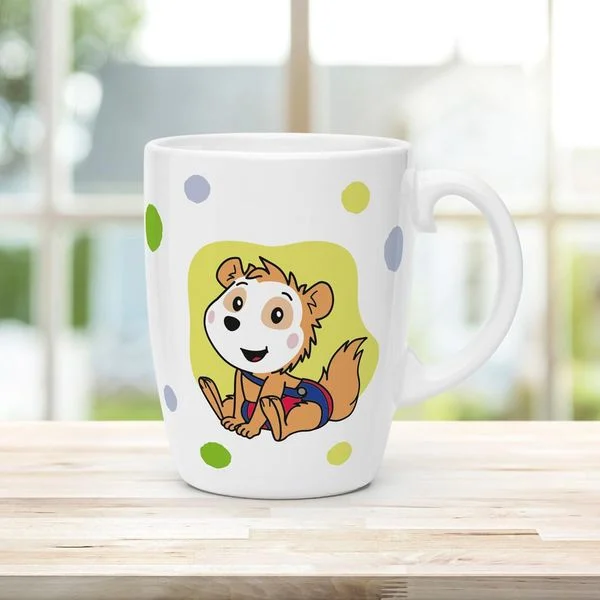 troetsch-bobo-siebenschlaefer-kindertasse-gruen-geschenktasse-aus-porzellan-troetsch-verlag-tasse-auf-tisch.webp bobo siebenschlaefer tasse auf tisch