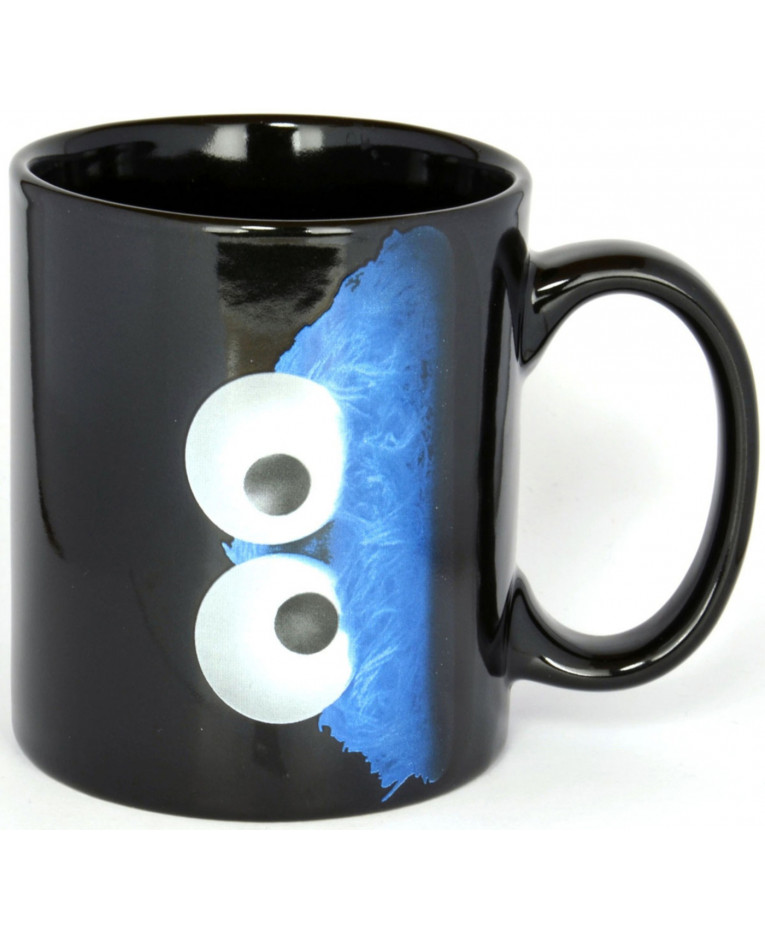 Sesamstraße - Krümelmonster - Tasse - schwarz Detailansicht Krümelmonster, schwarzer Becher, Sesamstraße Motiv, frecher Blick seitlich vom Tassenrand