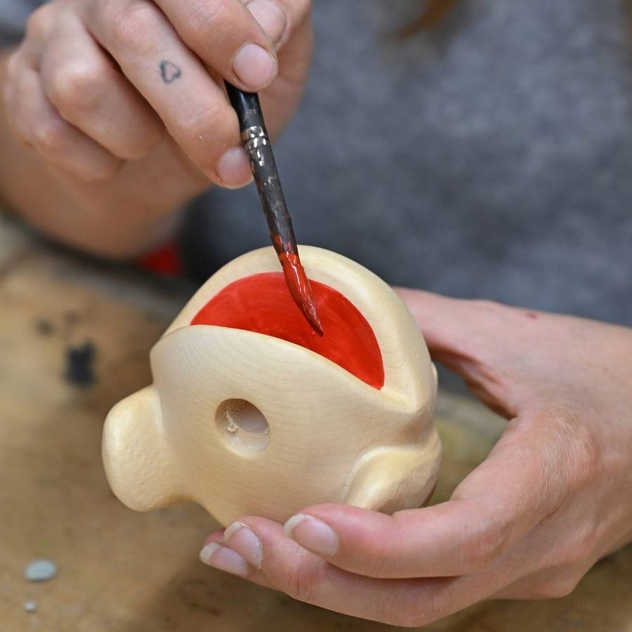 Moppi - Räucherfigur (14,5 cm) - Moppis Mund wird gemalt