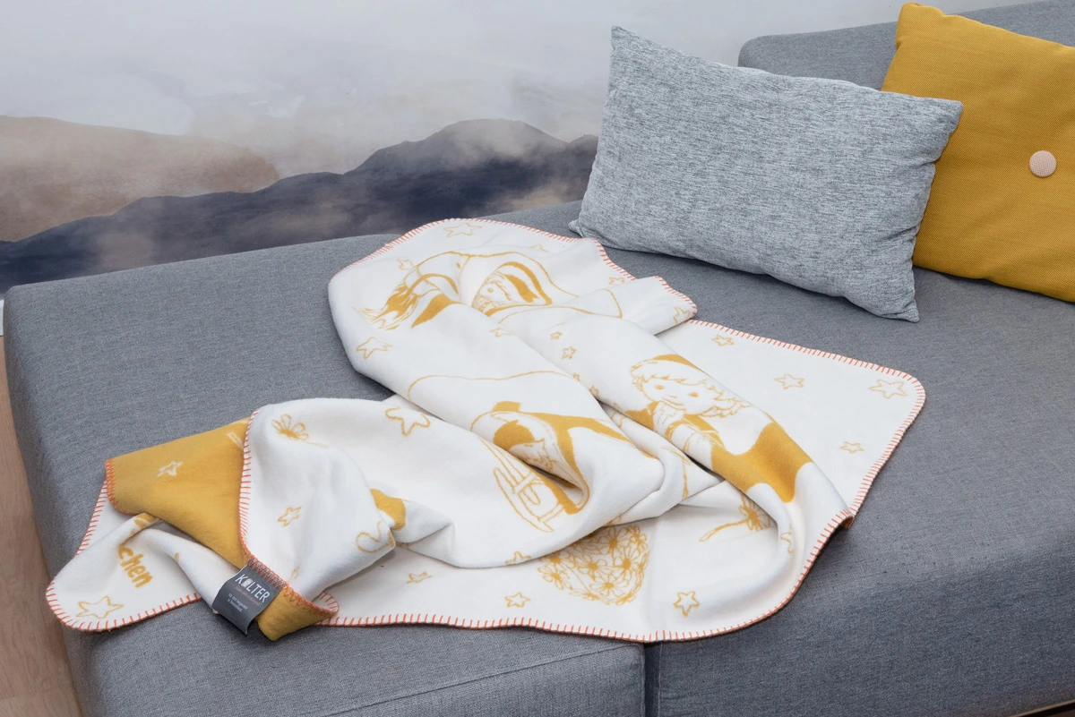 sandmaennchen kuscheldecke kolter auf der couch