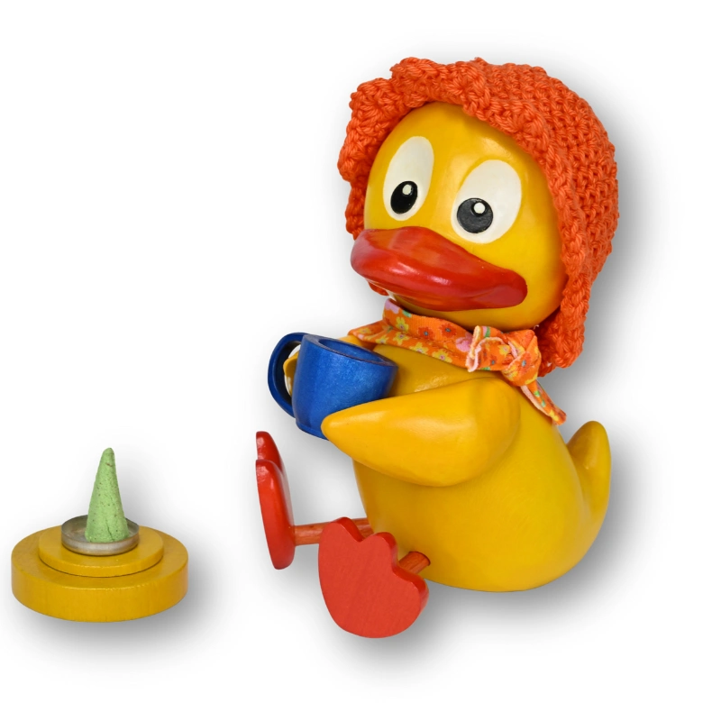 Schnatterinchen Räucherfigur von links gesehen mit kleinem Räucherhütchen