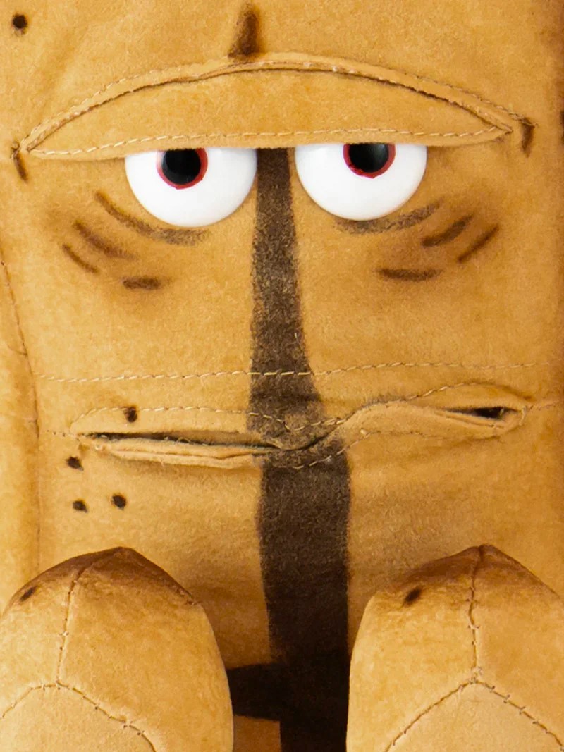 Detailansicht vom Gesicht des Bernd das Brot Kuscheltiers – müder Blick, große Augen, markanter Ausdruck.