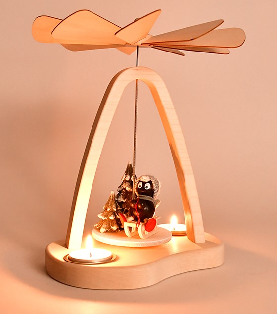 Pittiplatsch - kleine Pyramide - Pitti auf dem Schlitten (27 cm) - Frontansicht mit Teelichtern