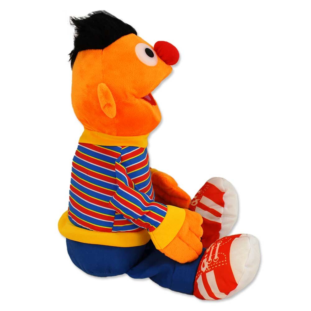Ernie Plüschtier aus der Sesamstraße, 38 cm groß, sitzend, Seitenansicht von links mit sichtbarem Ohr und gestreiftem Pullover