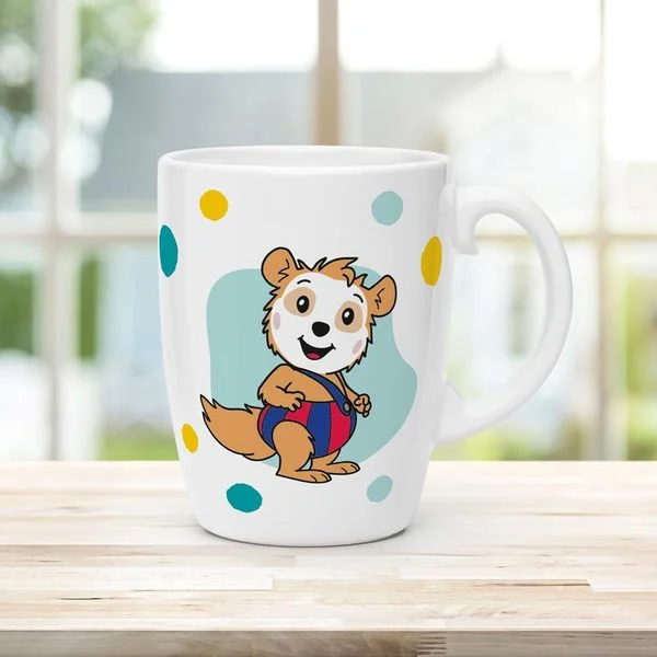troetsch-bobo-siebenschlaefer-kindertasse-blau-geschenktasse-aus-porzellan-troetsch-verlag-tasse-auf-tisch.webp bobo siebenschlaefer tasse auf tisch