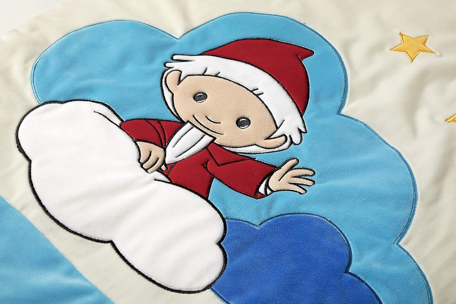 sandmaennchen babydecke mit spielbogen krabbeldecke detailansicht stickerei