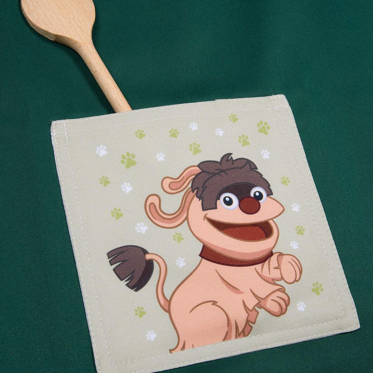 kochschuerze-kinder-mit-tasche-moppi-detail Moppi Kinderschürze (Masken Upcycling)
