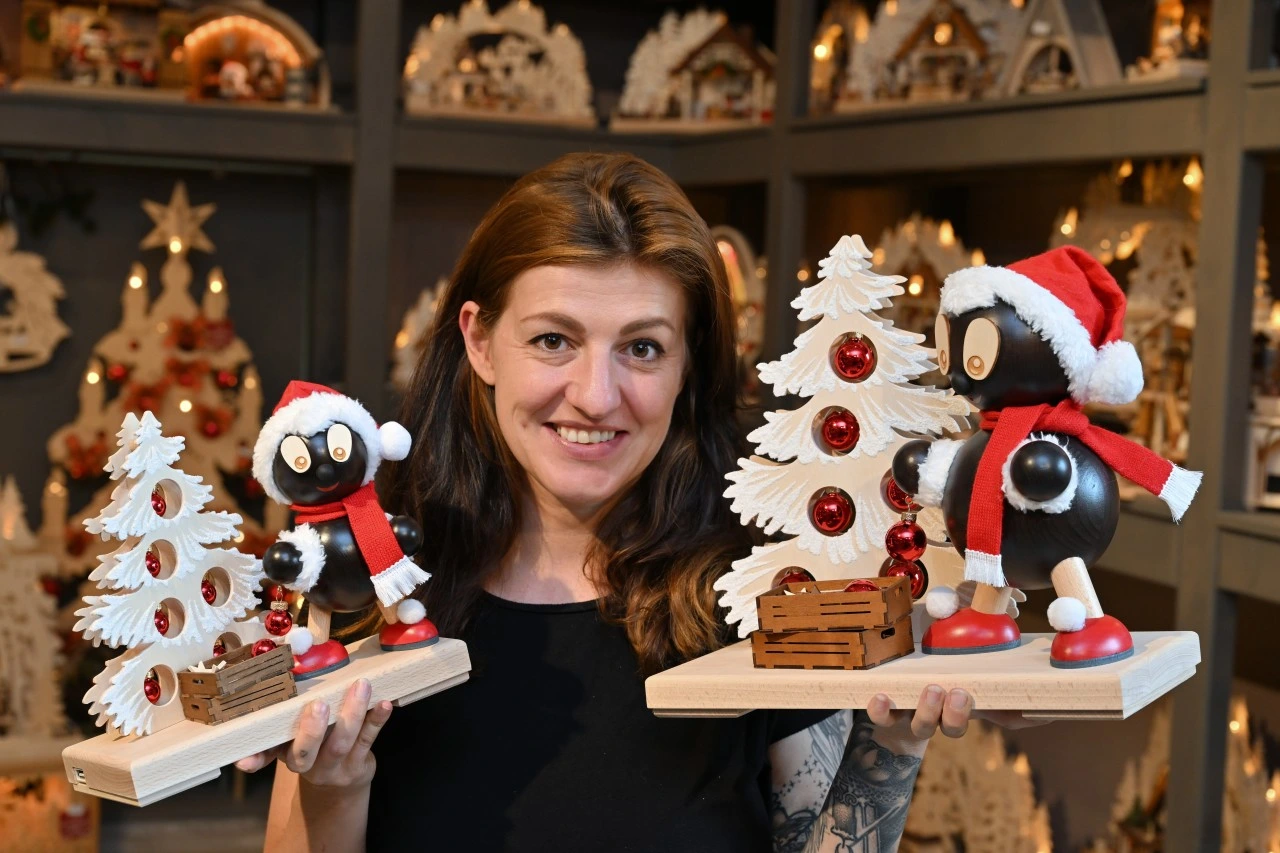 pittiplatsch weihnachtslicht groessenvergleich in der hand gehalten