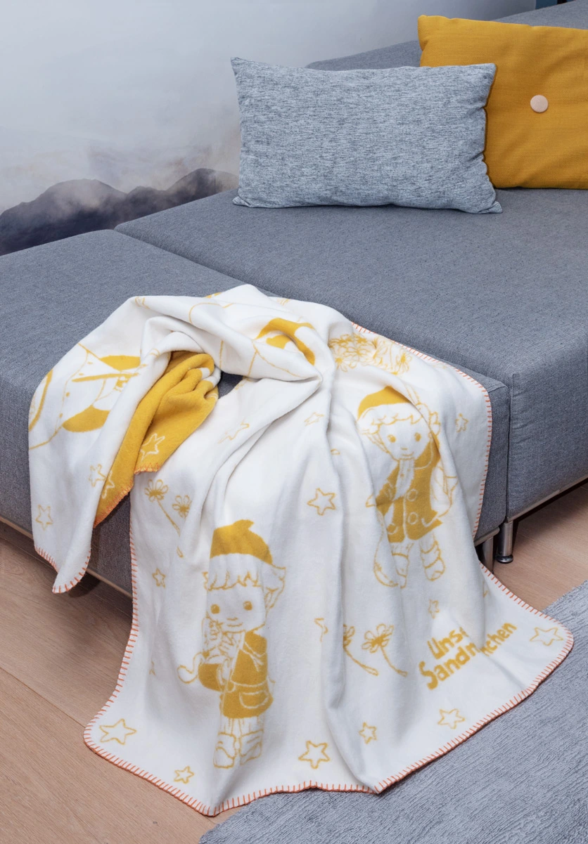 sandmaennchen kuscheldecke kolter auf der couch am rand