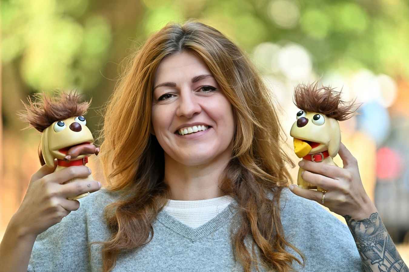 Moppi - Räucherfigur (14,5 cm) - Moppi wird gehalten
