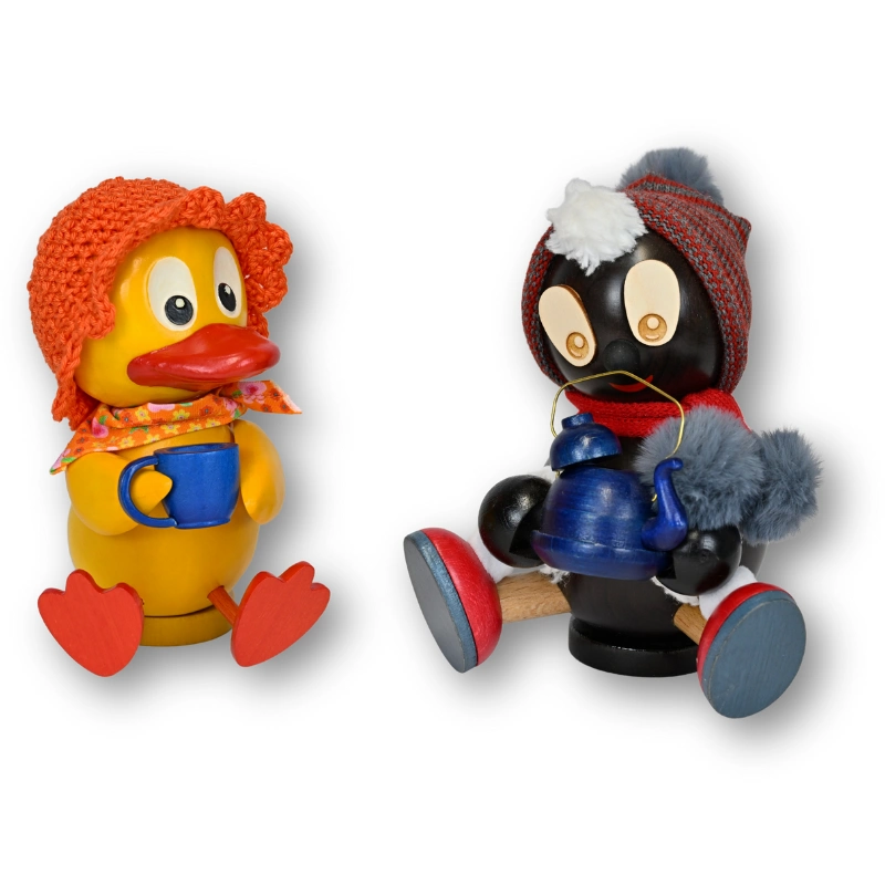 Schnatterinchen und Pittiplatsch als Räucherfiguren aus Holz nebeneinander