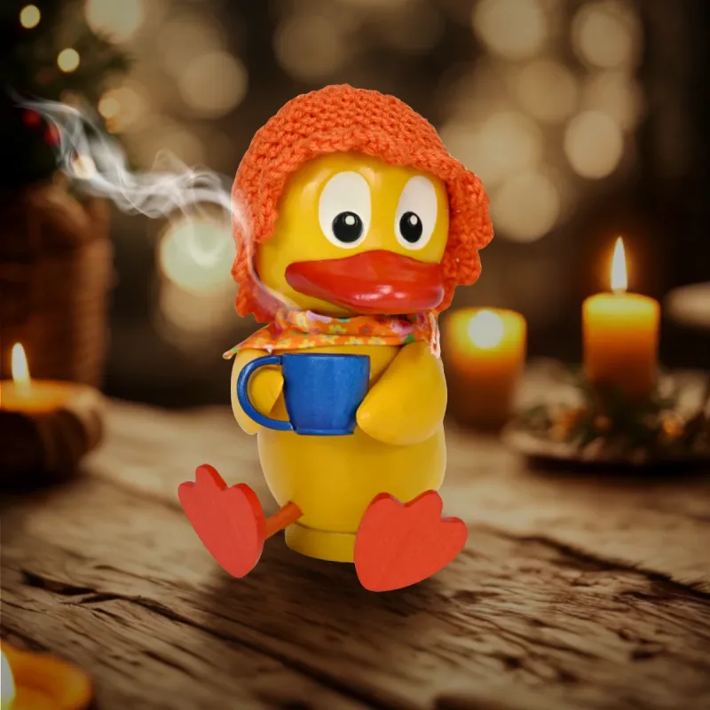 Schnatterinchen als Räucherfigur vor weihnachtlichem Hintergrund